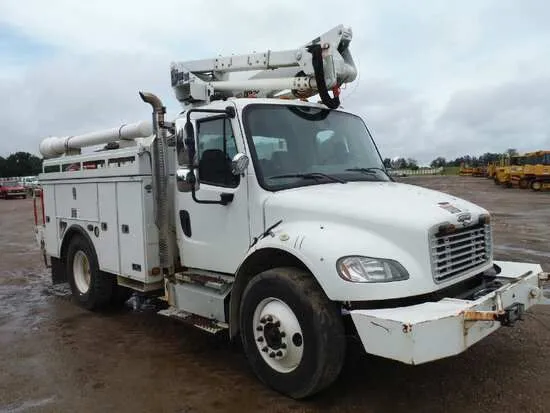 2003 International 7300 4WD Bucket Truck 